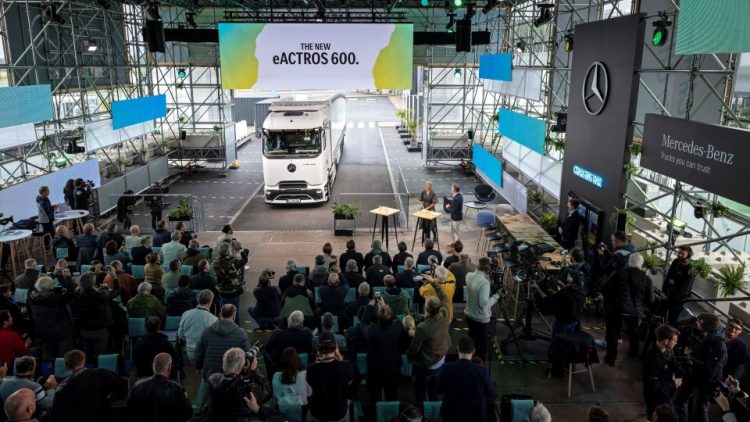 Бляскава премиера на Mercedes-Benz eActros 600