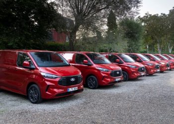 Новият Ford Transit Custom идва в дизелова и електрическа версия