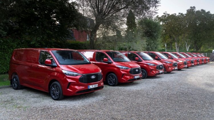 Новият Ford Transit Custom идва в дизелова и електрическа версия