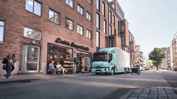 Volvo обновява е-камионите си за транспорт в градска среда