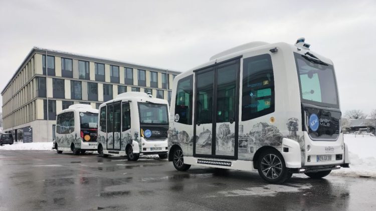 Автономни бусове возят хора в германска община