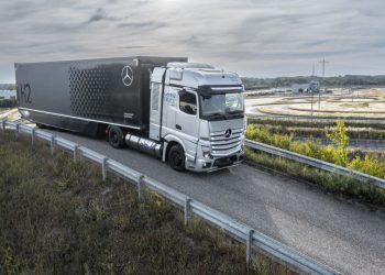 Daimler Truck проучва износа на течен зелен водород от Абу Даби