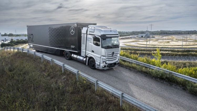 Daimler Truck проучва износа на течен зелен водород от Абу Даби