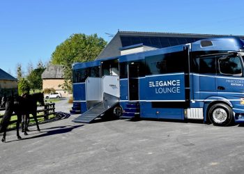 Mercedes-Benz Actros е и луксозен камион за превоз на благородни коне