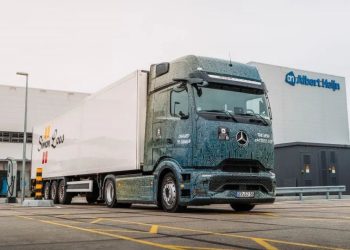 Simon Loos разширява автопарка си със 75 камиона Mercedes-Benz eActros 600