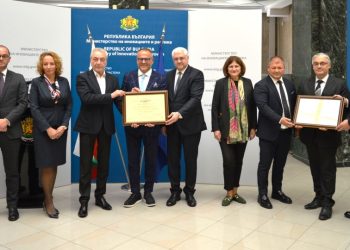Инвестират 240 млн. лв. в нов завод за соларни панели