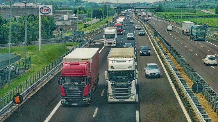 Унгария намалява валидността на билета за пътни такси на камиони на 120 минути