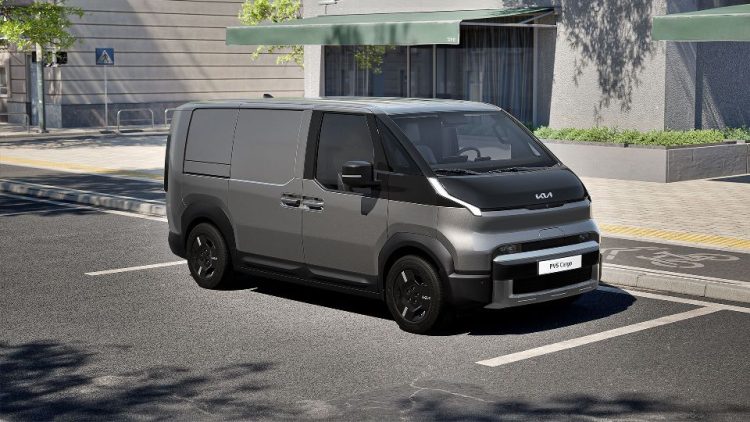 Kia разкрива външния дизайн на PV5 преди световната премиера на вана