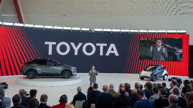Toyota засилва многопосочния си подход и ангажимента към иновации с фокус върху клиента