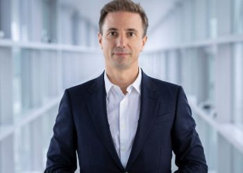 Флориан Хютл остава главен изпълнителен директор на Opel и Vauxhall за още 3 години