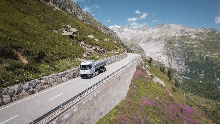 Mercedes-Benz GenH2 демонстрира производителност при високи летни температури в Алпите