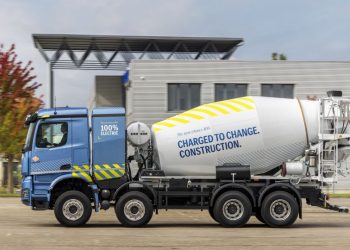 Батерийният Mercedes-Benz eArocs 400 за строителни дейности вече е наличен за поръчка