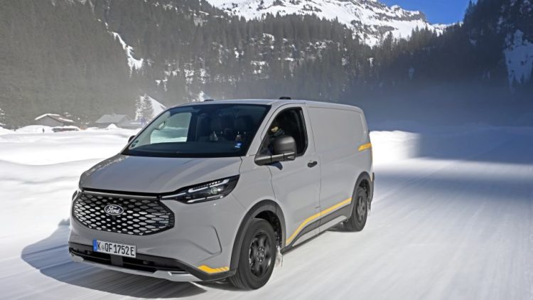 Тест: Новият Ford E-Transit Custom AWD