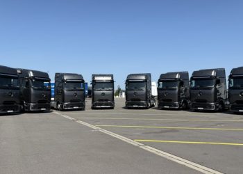 Силвър Стар достави на Примекс 8 нови влекача Mercedes-Benz Actros L ProCabin