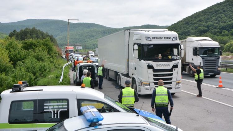 Брюксел предупреди 14 държави от ЕС за забавено въвеждане на новите правила за крайпътни проверки по ADR