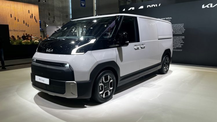 Новият Kia PV7 вдига залозите при електрическите ванове