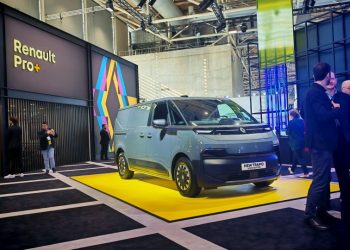 Renault откри нова глава в офанзивата си при вановете с Trafic Van E-Tech electric