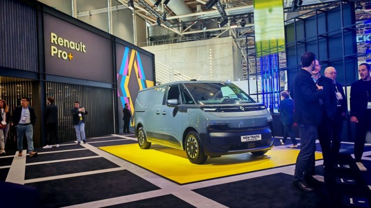 Renault откри нова глава в офанзивата си при вановете с Trafic Van E-Tech electric
