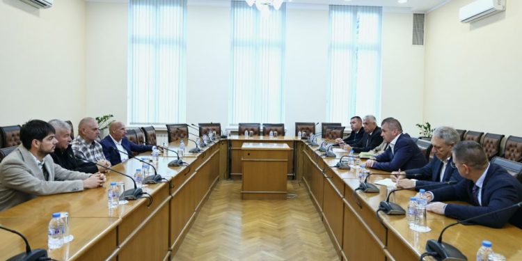 Министър Георги Пеев обсъди с превозвачите мерки за подобряване на пропускливостта на ГКПП „Капитан Андреево“