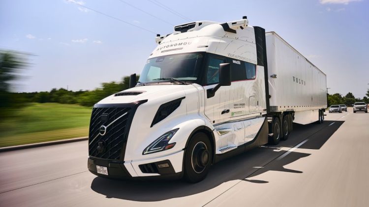 Volvo и Waabi започват клиентски операции с автономния Volvo VNL